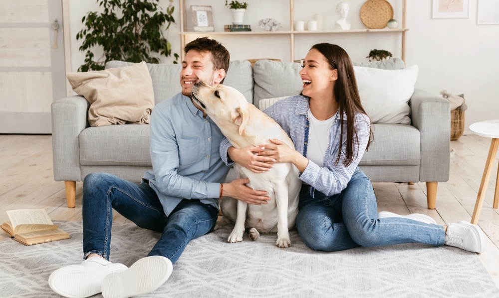 Familia disfrutando en casa con su perro labrador